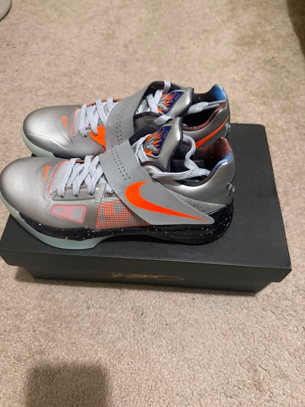 Men's basketball shoes